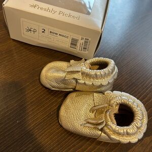 Freshly Picked Platinum Bow Moccasins Baby Shoes Size 2 Genuine Leather